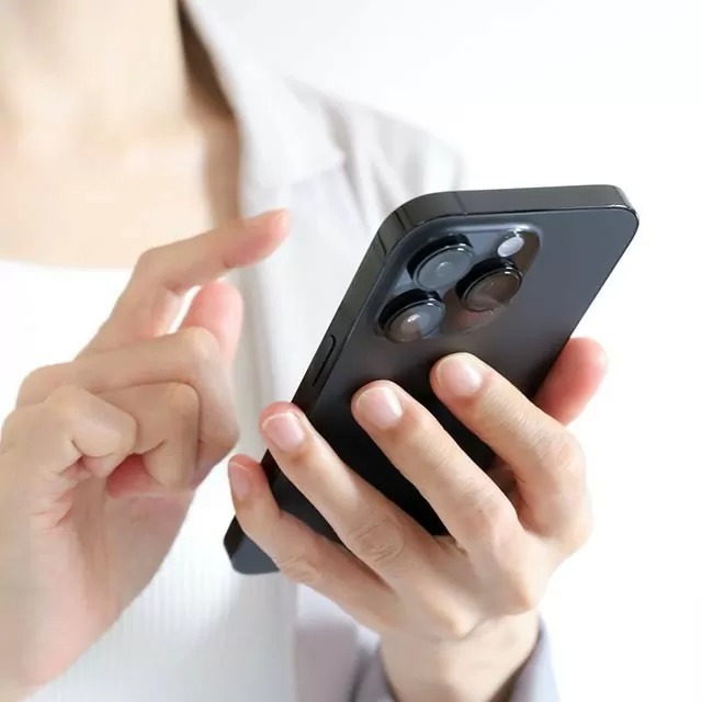 電話をかけている様子